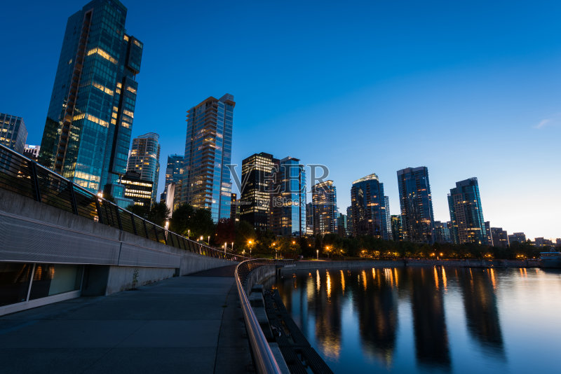 黄昏时分的温哥华市中心海滨正版图片素材