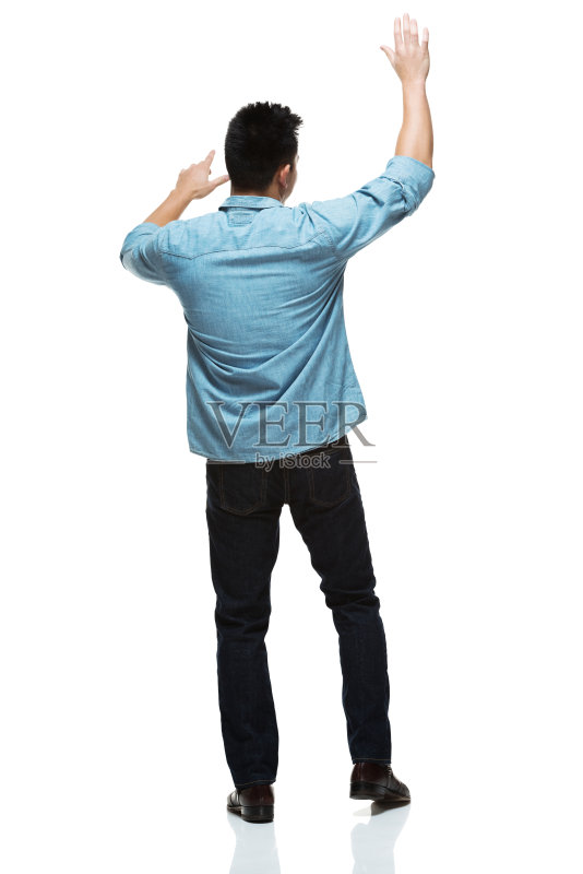 手举着站着的人的后视图正版图片素材