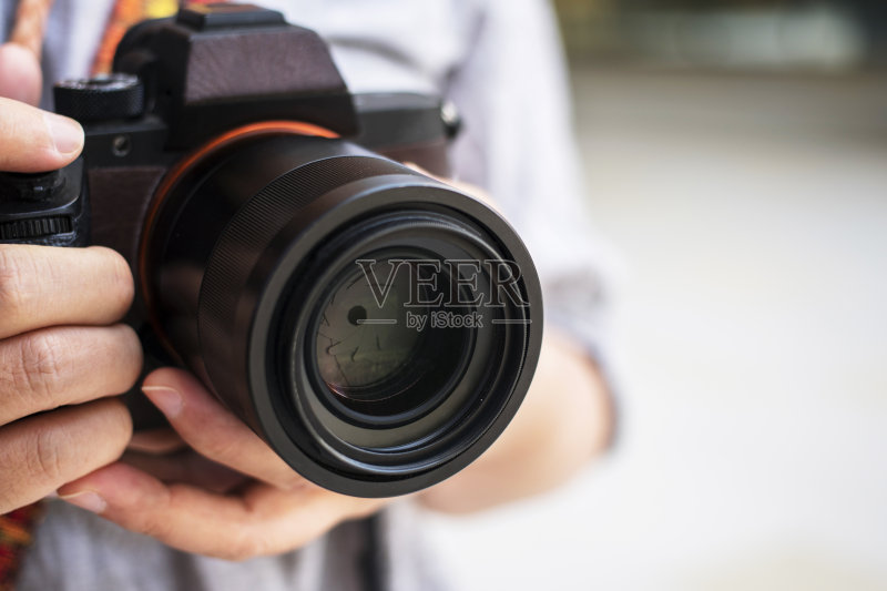 摄影师拿着相机正版图片素材