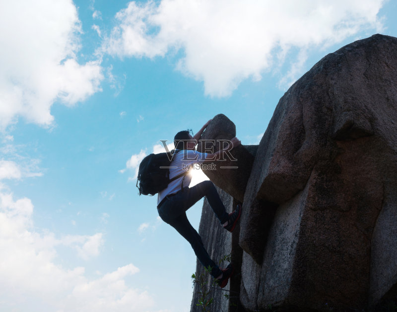 一个登上山顶的人正版图片素材