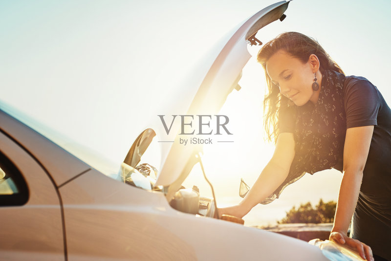 她的汽车有些机械故障正版图片素材