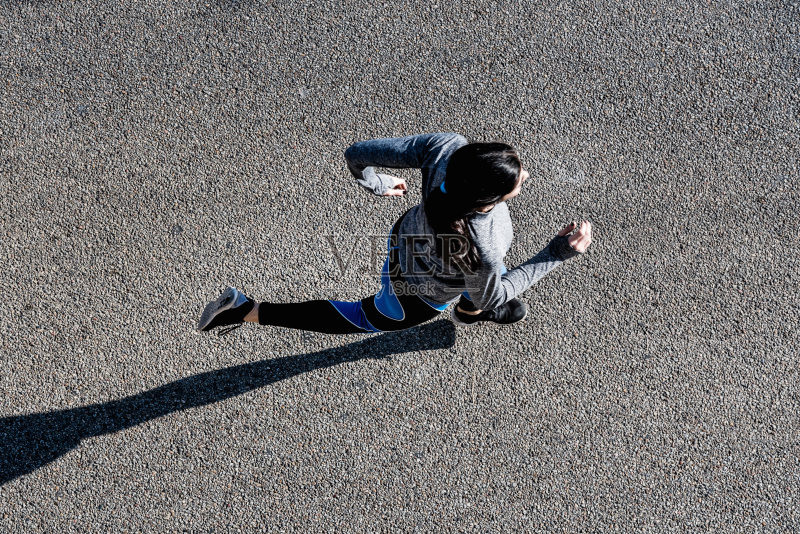 俯瞰年轻女子慢跑正版图片素材