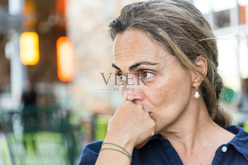 关切认真成熟的女人正版图片素材