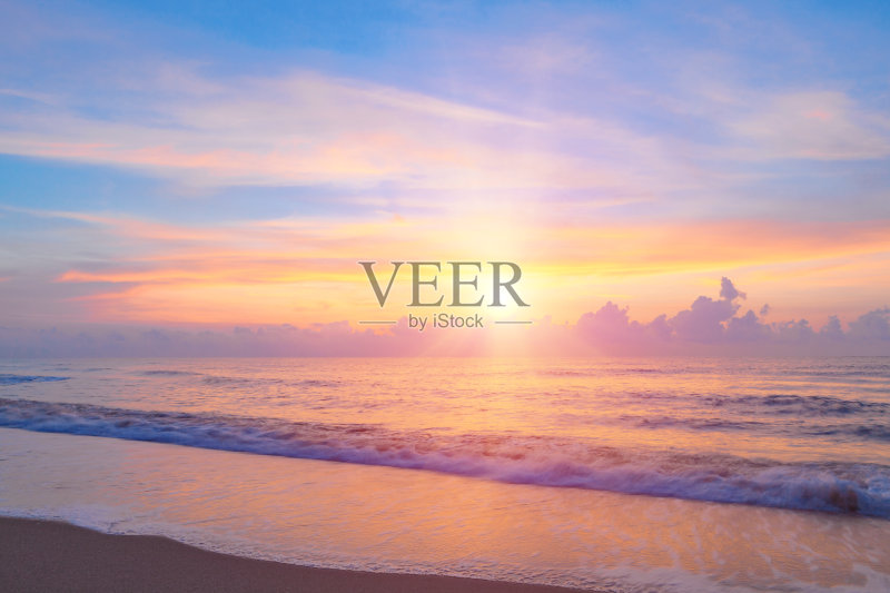 明亮的日出或日落在海滩上令人印象深刻正版图片素材