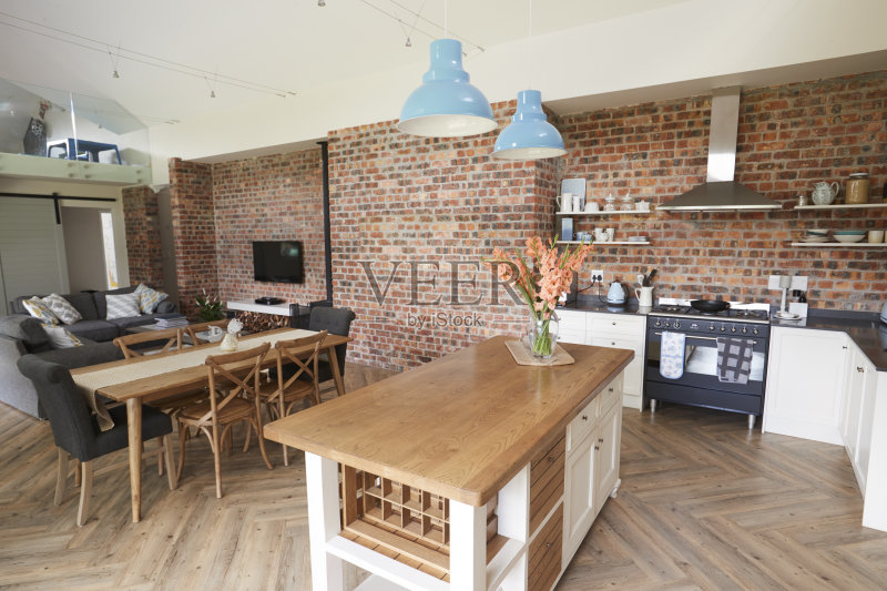 家庭内部设有开放式厨房,休息室和用餐区正版图片素材