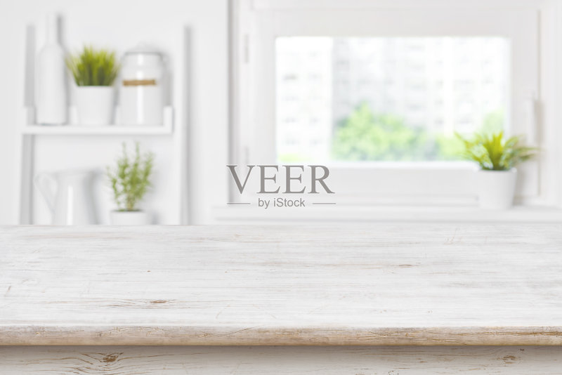 空荡荡的木桌和厨房窗户的架子模糊了背景正版图片素材