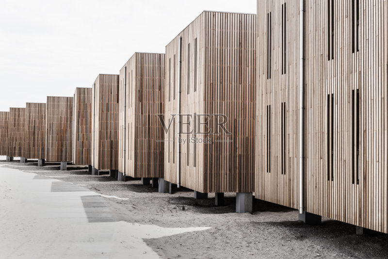 海滩上的现代木屋正版图片素材