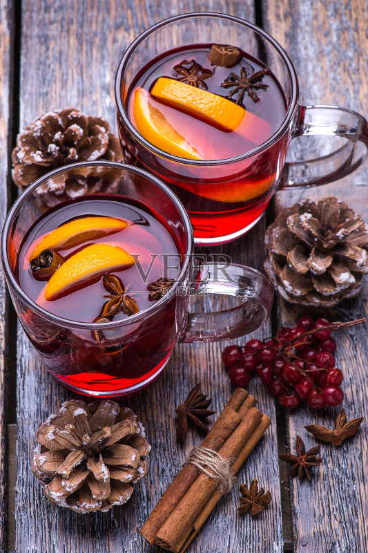 热饮料,热葡萄酒在玻璃杯在木制背景正版图片素材