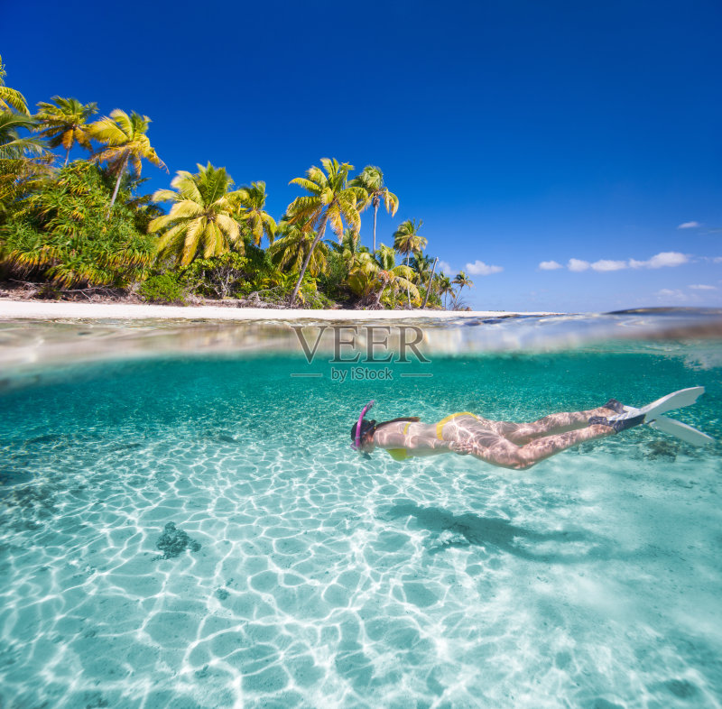 女人在水下游泳正版图片素材