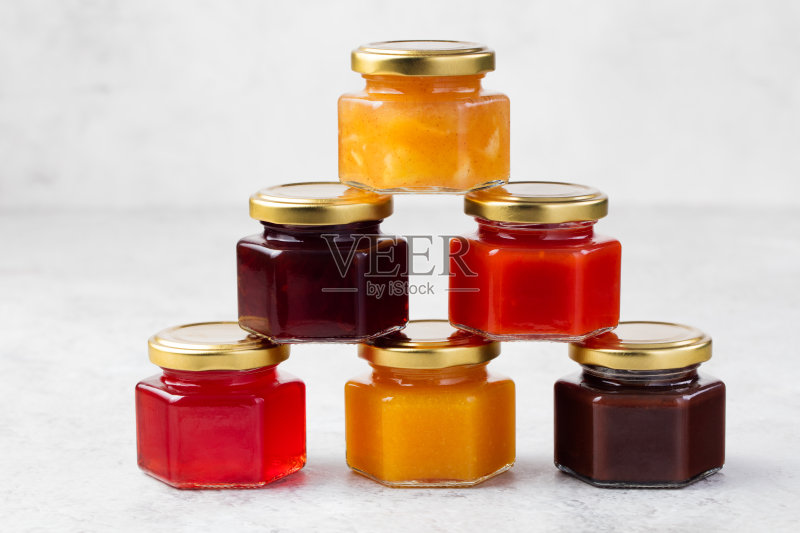装着自制果酱、蜜饯水果的玻璃瓶正版图片素材
