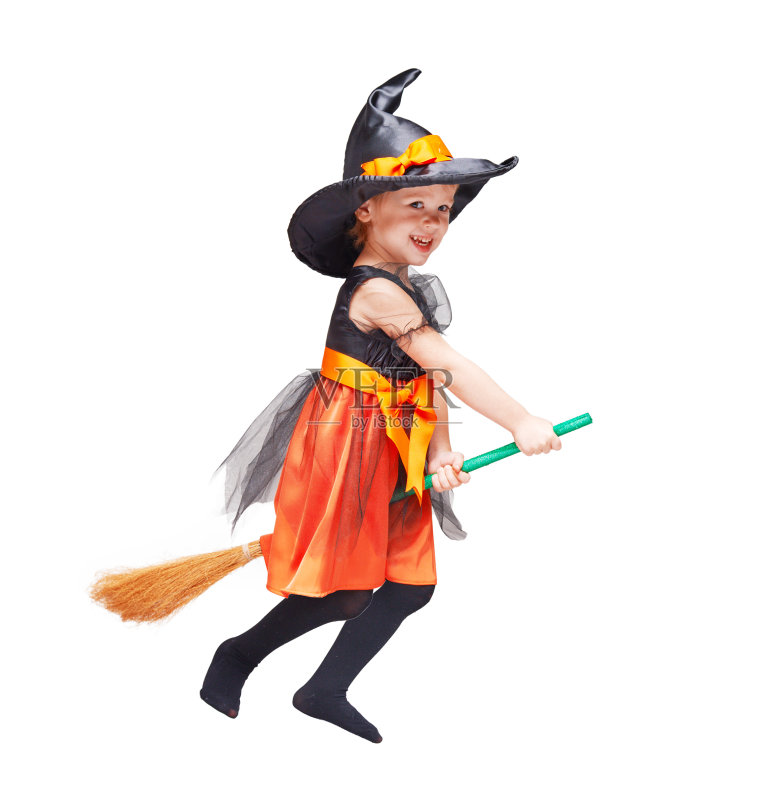 万圣节。女巫的孩子飞行孤立在白色正版图片素材