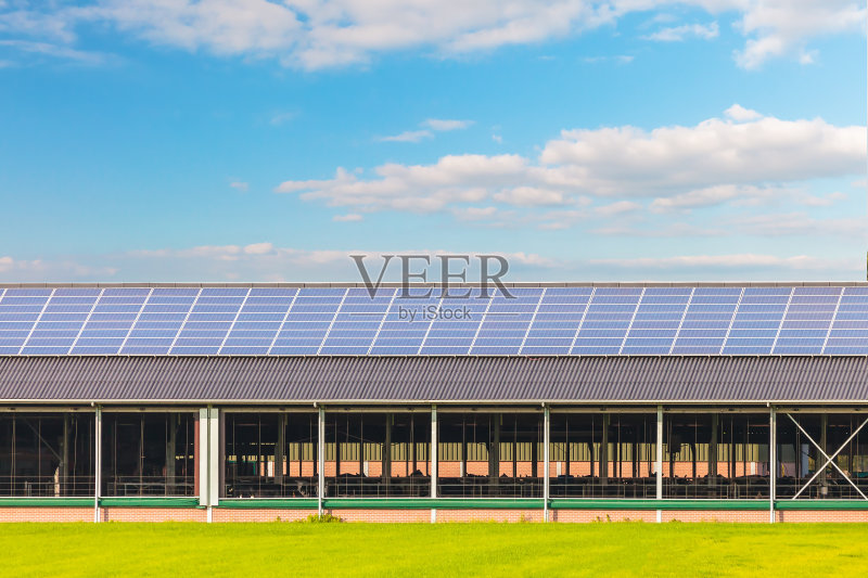 太阳能板在一个新的农场谷仓正版图片素材