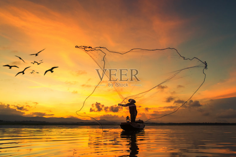 清晨,泰国渔夫在湖边钓鱼。正版图片素材