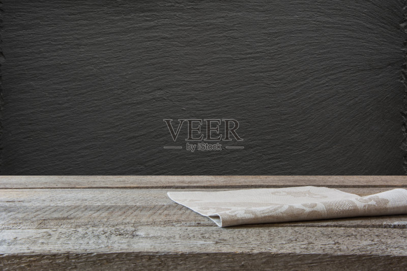 厨房的抽象背景。空木制桌面和黑色石板黑板展示或蒙太奇您的产品。正版图片素材