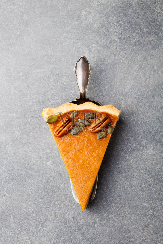 感恩节做的南瓜派,馅饼。灰石的背景。俯视图正版图片素材