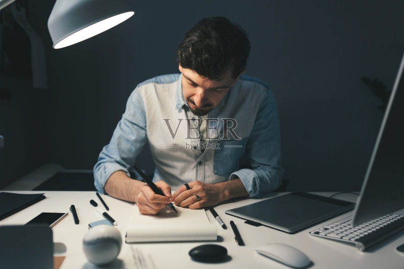 设计师在办公室工作正版图片素材