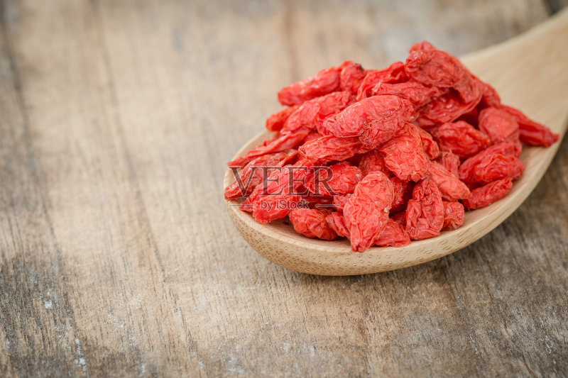 枸杞,狼莓放在木勺上正版图片素材