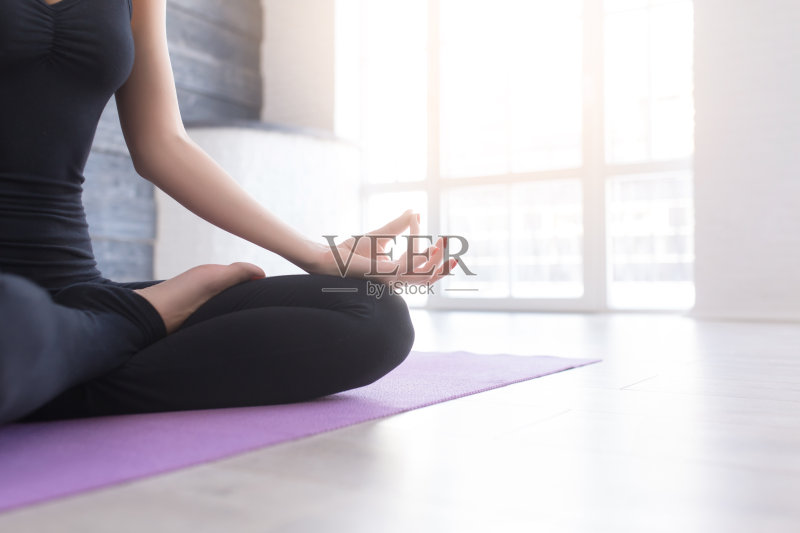 年轻拉丁女人的健身照正版图片素材