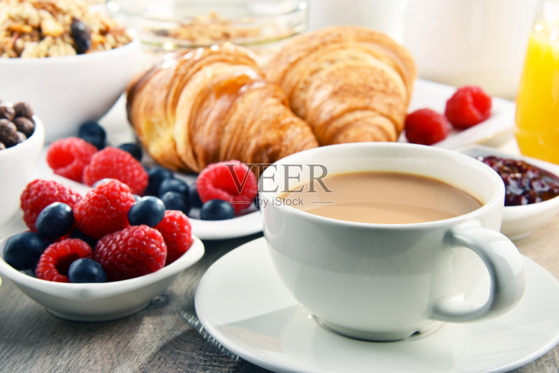 早餐配有咖啡、果汁、牛角面包和水果正版图片素材