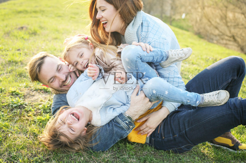 幸福的家庭户外。正版图片素材