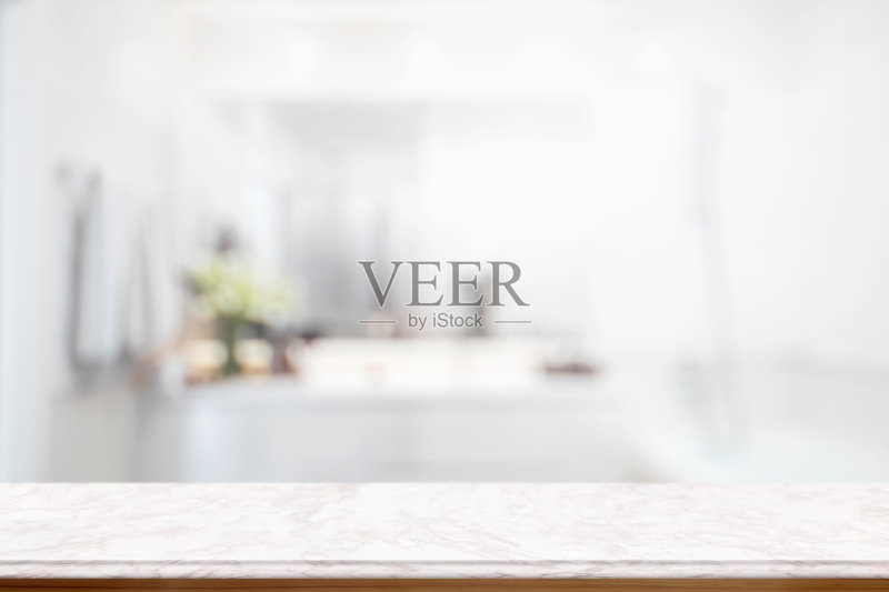 空的粉红色大理石桌面产品显示蒙太奇模糊的浴室内部背景。正版图片素材