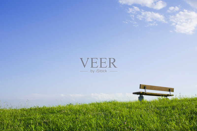 丘の上のベンチ 澄んだ空正版图片素材