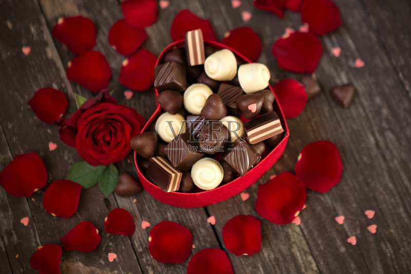 红玫瑰和巧克力果仁心形礼盒正版图片素材