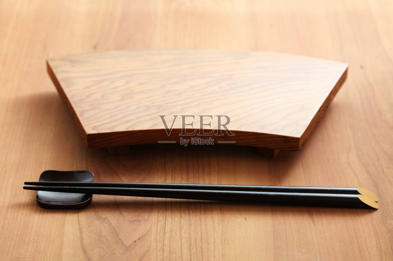 筷子放在白色的碗里正版图片素材