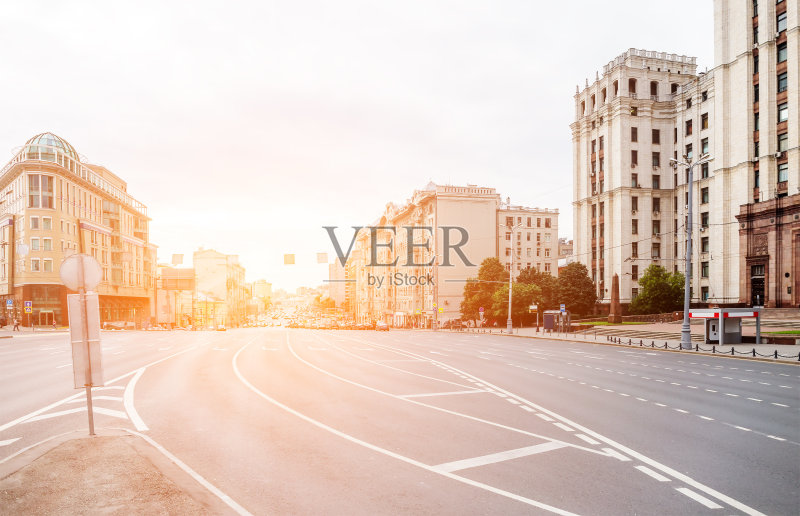 傍晚阳光下的大道正版图片素材