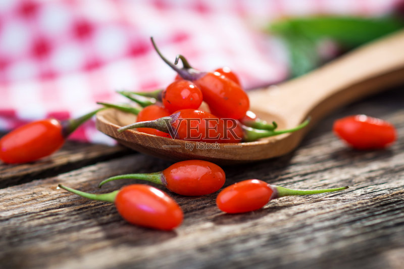 木制背景上的新鲜枸杞正版图片素材