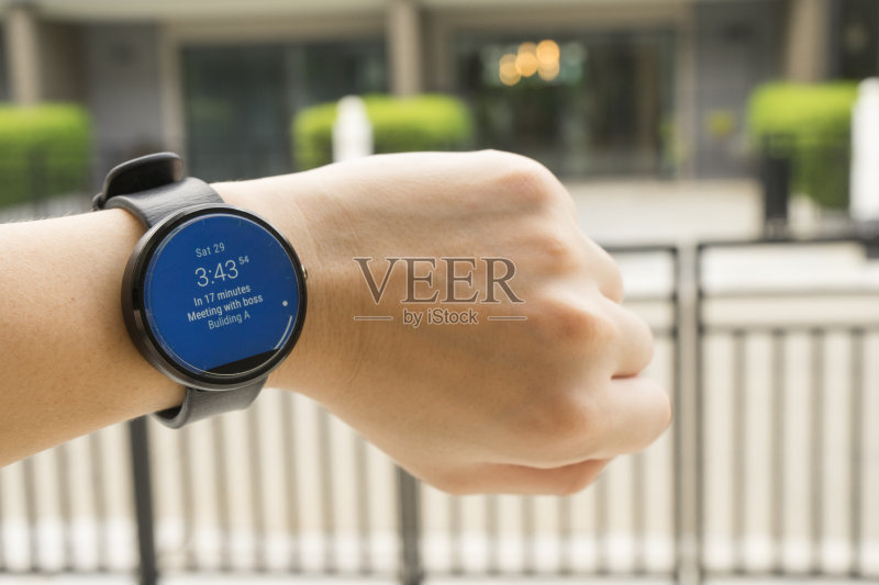 商务人士使用智能手表查看会议时间正版图片素材