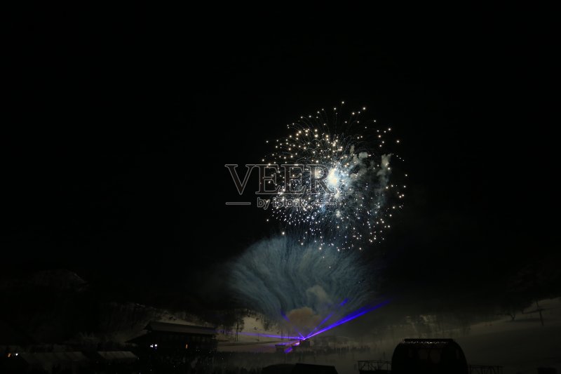 滑雪胜地的烟火表演正版图片素材