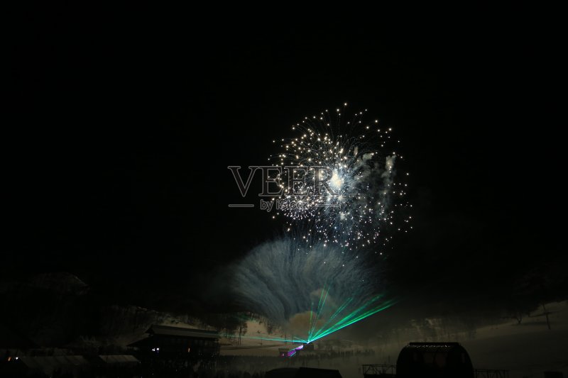 滑雪胜地的烟火表演正版图片素材