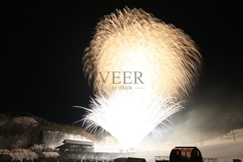 滑雪胜地的烟火表演正版图片素材