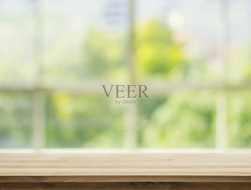 木质桌面上的白色抽象绿色花园从窗口正版插画素材
