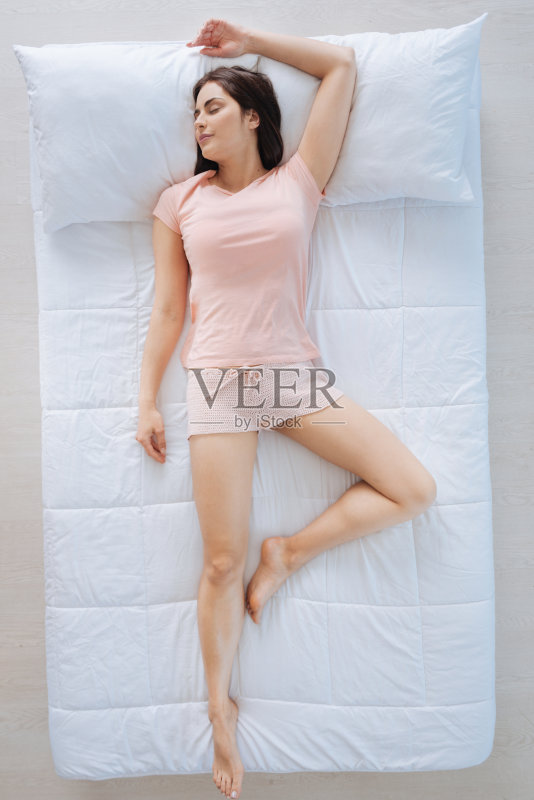 有魅力的漂亮女人在她的卧室休息正版图片素材