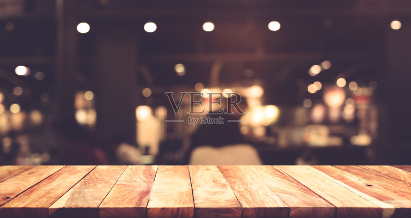 木质桌子与模糊的灯光在晚上的咖啡馆,餐厅背景正版插画素材