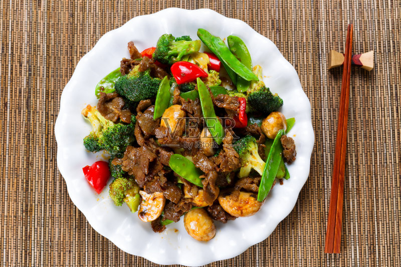 多汁的牛肉片和什锦蔬菜即食正版图片素材