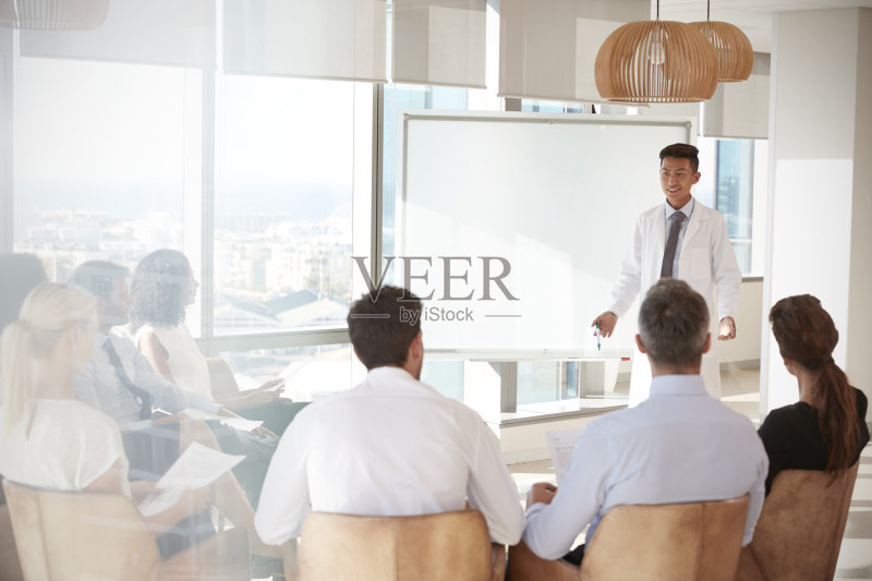 医生在医院给医护人员做介绍正版图片素材