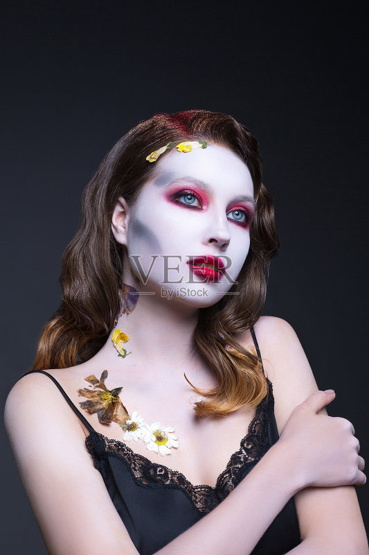 漂亮的女孩化妆摆姿势正版图片素材