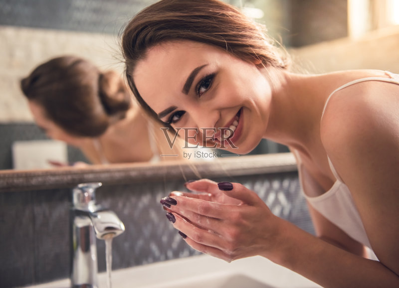 浴室里的女孩正版图片素材