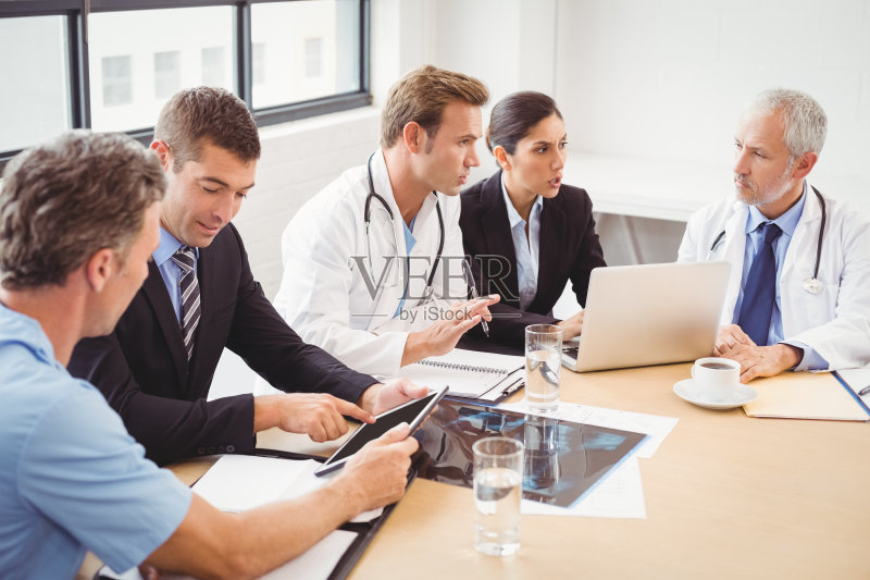 医疗队正在会议室开会正版图片素材