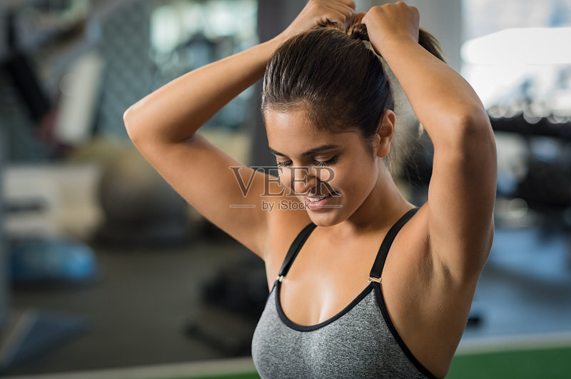 健康女性扎头发正版图片素材