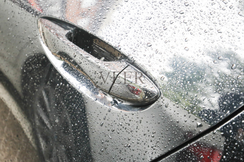 靠近一辆经过洗车的汽车门把手正版图片素材