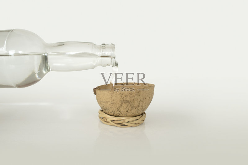 将Mezcal倒入一个传统的木杯中。正版图片素材