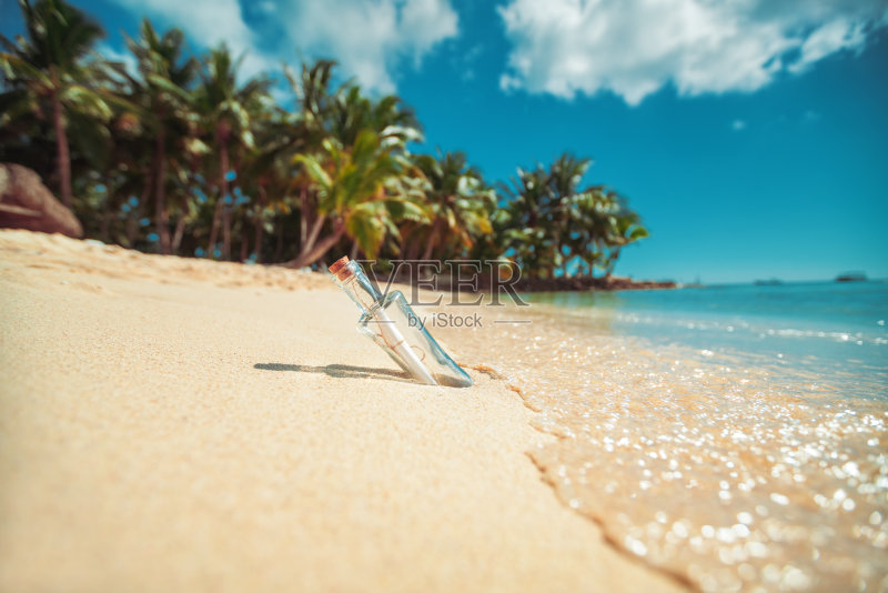 热带岛屿海滩上的一个带着信息的瓶子正版图片素材