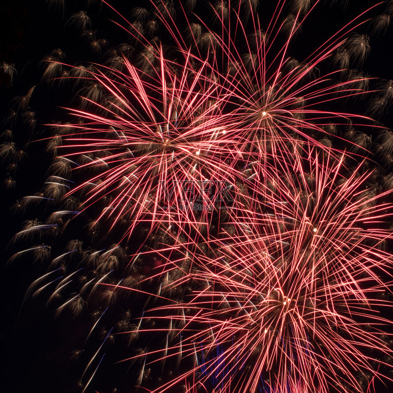 五颜六色的烟花在黑暗的天空正版图片素材