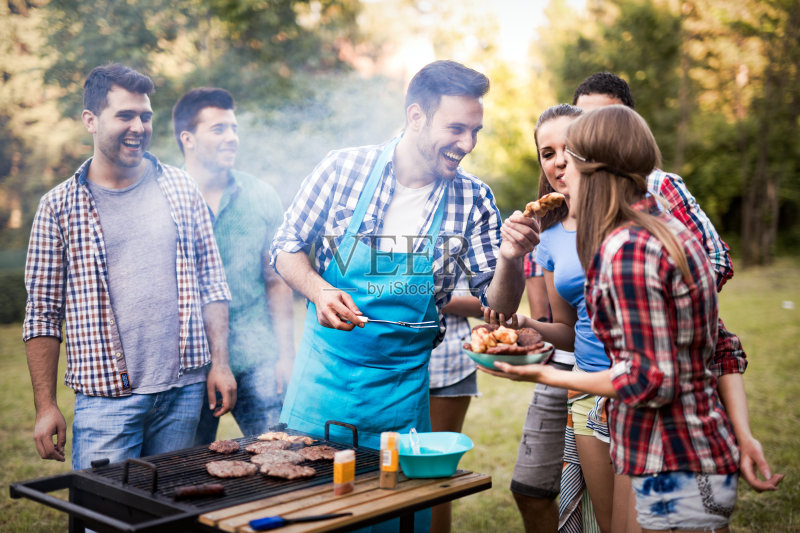 朋友们享受烧烤派对烧烤肉的乐趣正版图片素材