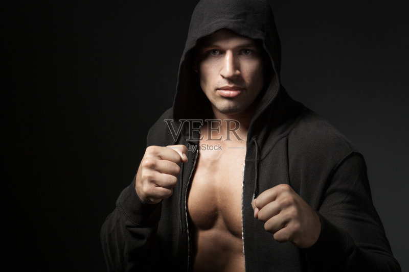 强壮的男子战士肖像孤立在黑色的背景正版图片素材