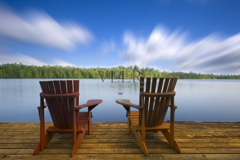 木马斯科卡椅子在湖甲板上正版图片素材